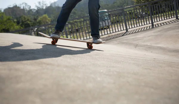 Skateboarder Σκέιτμπορντ Στη Ράμπα Skate Park — Φωτογραφία Αρχείου