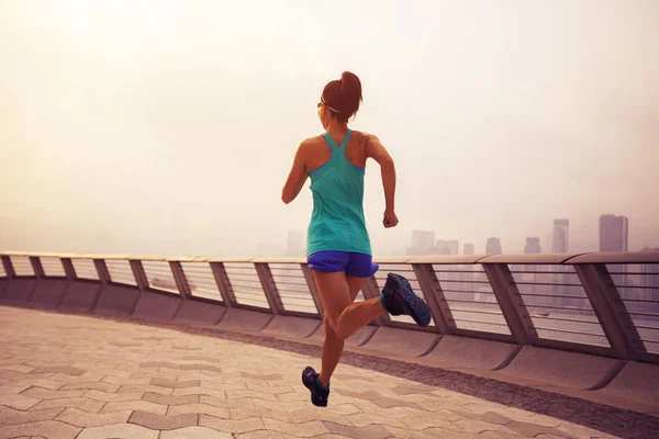 Healthy Lifestyle Woman Runner Running Foggy City Morning — Stock Photo, Image