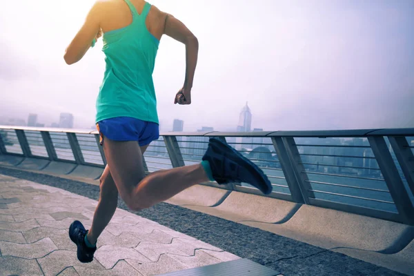 Gezonde Levensstijl Vrouw Runner Uitgevoerd Mistige Stad Ochtend — Stockfoto