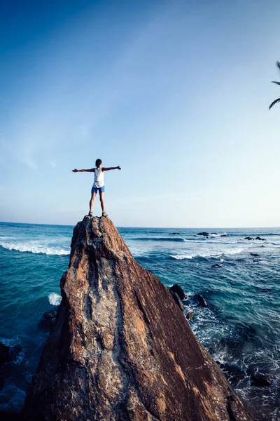 Framgångsrik Kvinna Utsträckta Armar Seaside Rock Cliff Edge — Stockfoto