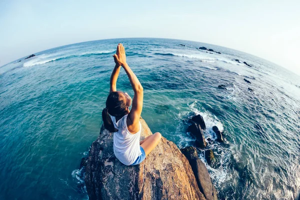Mujer Del Yoga Meditando Acantilado Roca Junto Mar — Foto de Stock