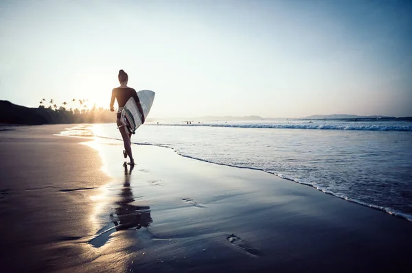 Mujer Surfista Caminando Con Tabla Surf Playa Del Amanecer —  Fotos de Stock