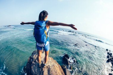 Sahil kayakayalıküzerinde uzanmış kolları ile başarılı kadın yürüyüşçü  