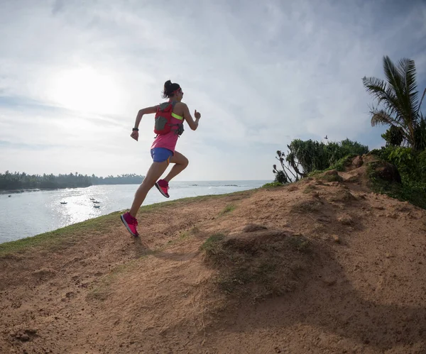 Vrouw Trail Runner Uitgevoerd Zee Heuvel — Stockfoto