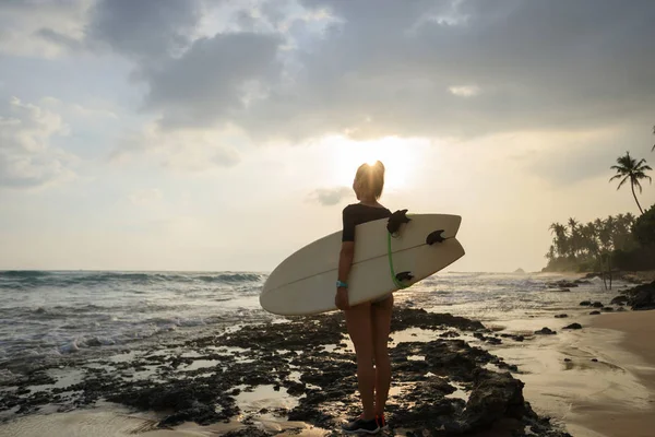 Mujer Surfista Pie Con Tabla Surf Playa — Foto de Stock