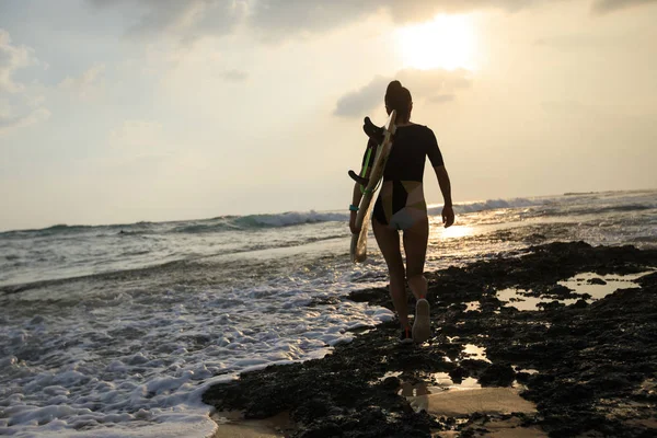 Kvinna Surfare Med Surfbräda Kommer Att Surfa — Stockfoto