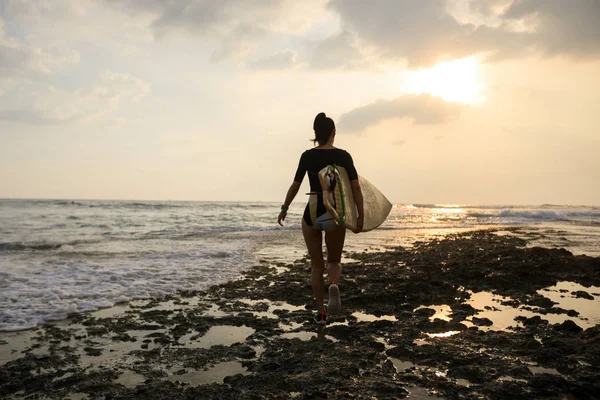 Mujer Surfista Caminando Con Tabla Surf Playa — Foto de Stock