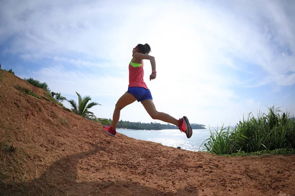 Femme Coureur Sentier Cours Exécution Sur Les Collines Balnéaires — Photo