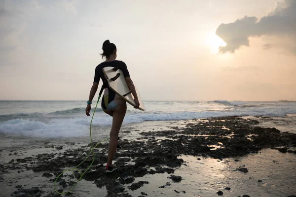 Mujer Surfista Caminando Con Tabla Surf Playa — Foto de Stock