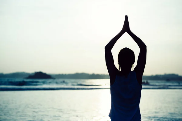 Kvinna Pracicing Yoga Sunset Beach Bakifrån — Stockfoto