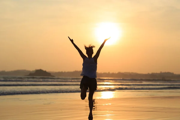 Щасливі Вільна Жінка Працює Пляжі Заході Сонця — стокове фото