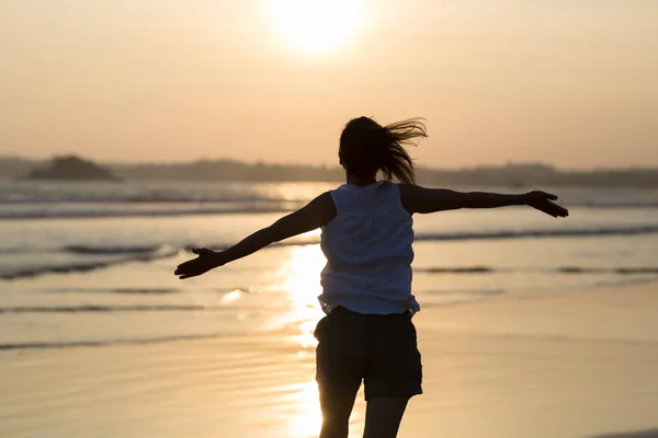 Gelukkig Vrije Vrouw Draait Het Strand Bij Zonsondergang — Stockfoto