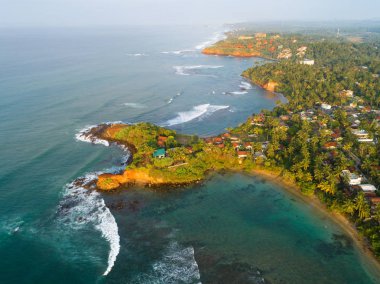 Sri lanka, balıkçı köyü ile güzel deniz manzarası havadan görünümü