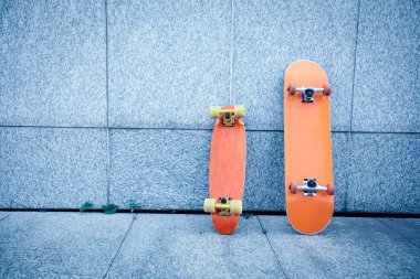 kopyalama alanı ile duvara karşı iki turuncu kaykaylar