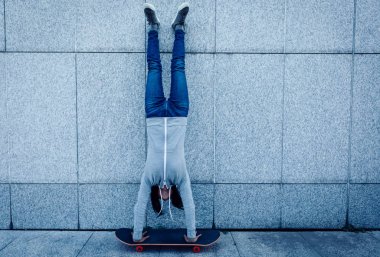 Bayan kaykaycı duvara kaykay üzerinde de amuda