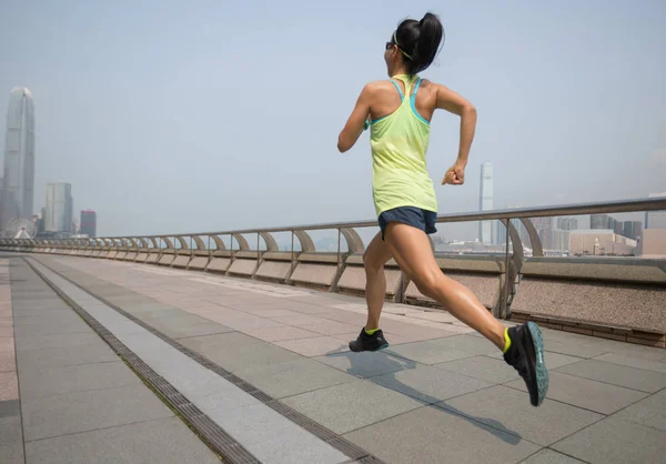 健康的生活方式 女人在雾气弥漫的城市早晨跑步 — 图库照片