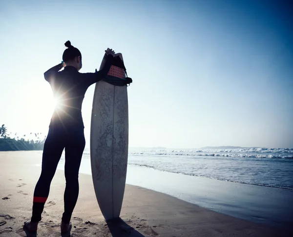 Mujer Surfista Con Tabla Surf Pie Una Playa — Foto de Stock