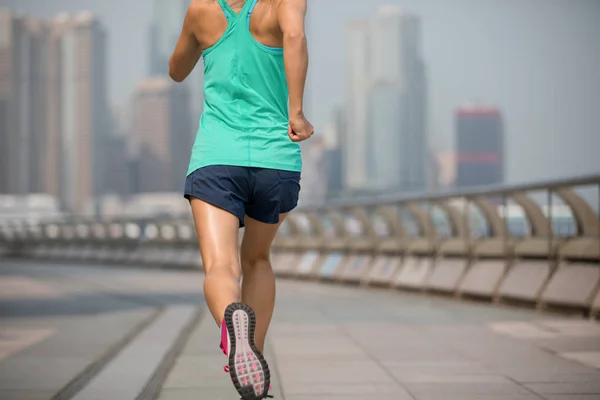 Gezonde Levensstijl Vrouw Draait Mistig City Morning — Stockfoto