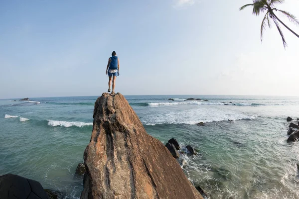 Donna Successo Piedi Fino Bordo Sulla Scogliera Rocciosa Sul Mare — Foto Stock