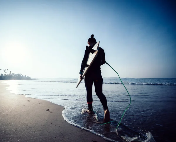 Surfista Donna Con Tavola Surf Pronta Surfare Una Spiaggia — Foto Stock