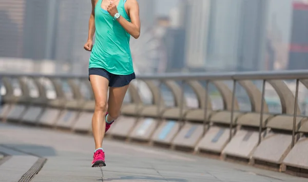 Zdravého Životního Stylu Žena Běžec Běží Ranní Zamlžené Město — Stock fotografie
