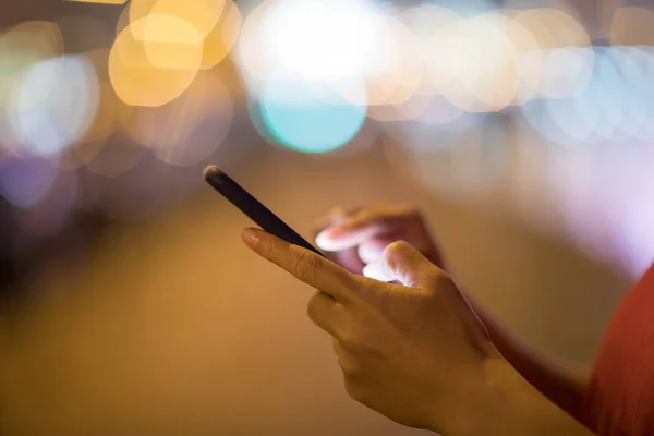 Hände Zeigen Mit Dem Finger Auf Smartphone Bildschirm — Stockfoto