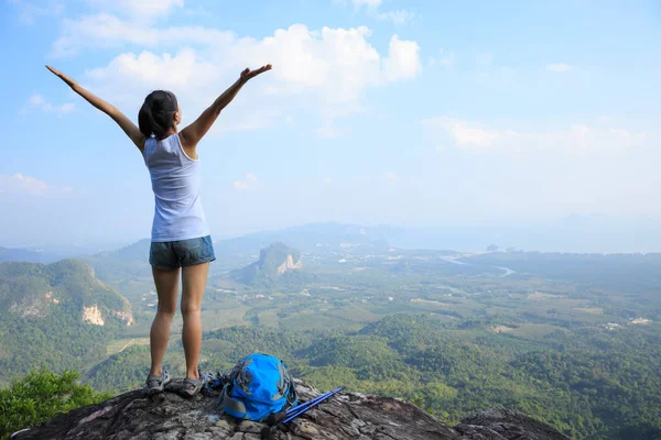 Successful Woman Hiker Open Arms Mountain Top Cliff Edge — Stock Photo, Image