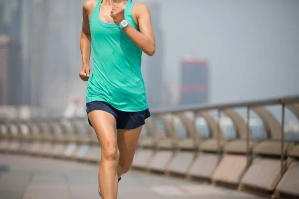 Stile Vita Sano Donna Che Corre Nebbia Mattina Città — Foto Stock