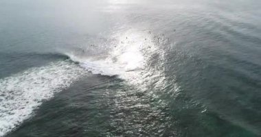 Hint okyanusunda sörf sırasında dalgalar yakalamak için sörfçü drone havadan görünümü