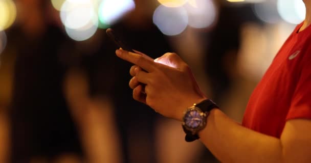 Mujer Usando Teléfono Inteligente Ciudad Noche — Vídeos de Stock