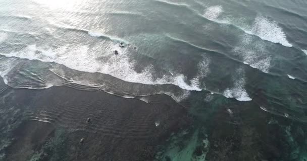 Vista Aérea Del Hermoso Paisaje Marino Con Olas Rompientes Mañana — Vídeo de stock