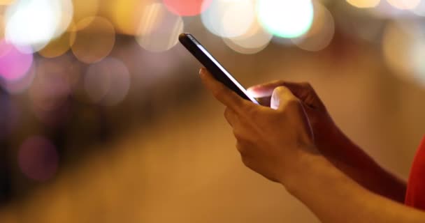 Mujer Usando Teléfono Inteligente Ciudad Noche — Vídeos de Stock