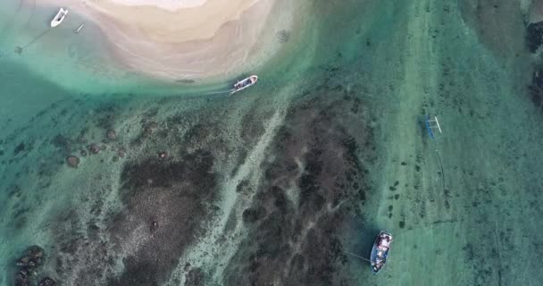 Αεροφωτογραφία Του Όμορφη Θαλασσογραφία Αλιευτικά Σκάφη Στην Ακτή — Αρχείο Βίντεο