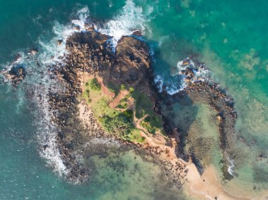 Mirissa, Sri Lanka küçük adanın havadan görünümü