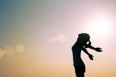 gün batımı dağ tepe, Kollarını açarak tezahürat kadın