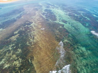 Sabah dalgalar kırma ile güzel deniz manzarası havadan görünümü