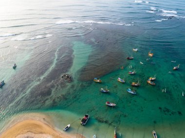Balıkçı tekneleri Coast ile güzel deniz manzarası havadan görünümü