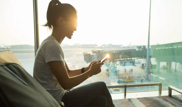 Passeggero Donna Che Utilizza Telefono Cellulare Aeroporto — Foto Stock