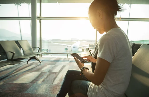Penumpang Wanita Menggunakan Ponsel Bandara — Stok Foto