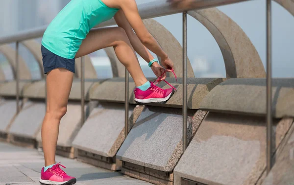 Estilo Vida Saludable Mujer Corredora Atando Cordones Ciudad — Foto de Stock