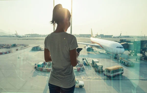 Penumpang Wanita Menggunakan Ponsel Bandara — Stok Foto