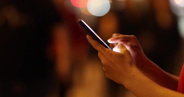 Mujer Usando Teléfono Inteligente Ciudad Noche — Vídeos de Stock