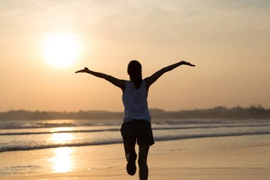 Sunset Beach Sunset 'te mutlu özgür kadın