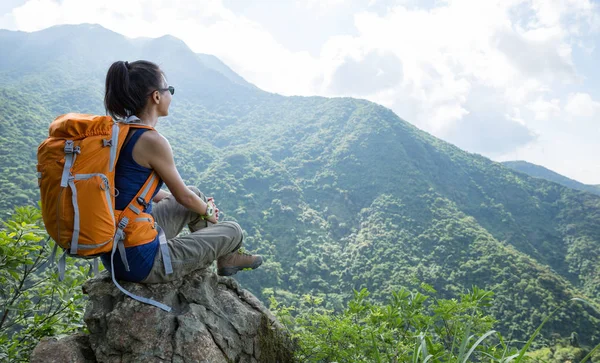 Junge Backpackerin Genießt Die Aussicht Berggipfel — Stockfoto