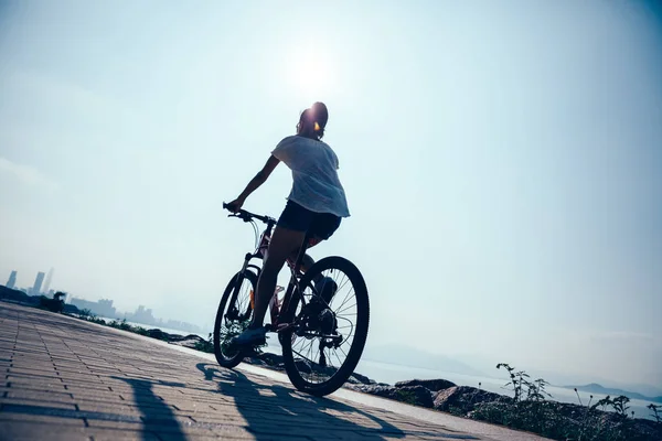 Žena Cyklisty Jízda Horské Kolo Pobřeží Sunrise — Stock fotografie