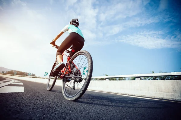 Mujer Ciclista Montando Bicicleta Montaña Carretera — Foto de Stock
