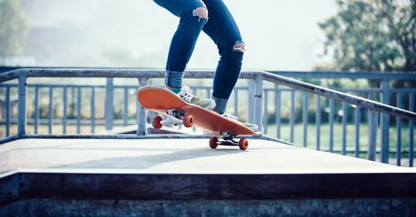 Skateboarder Skateboarding Skate Park Ramp — Stock Photo, Image