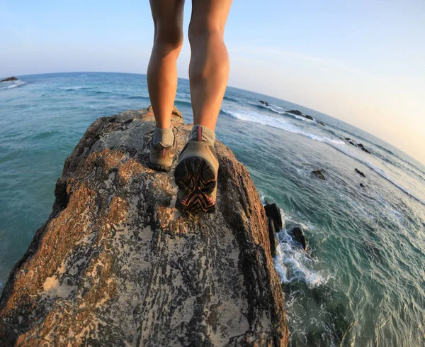 Erfolgreiche Frau Geht Den Rand Der Felswand Meer — Stockfoto