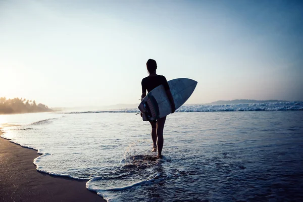 Surfista Mulher Com Prancha Pronta Para Surfar Uma Praia — Fotografia de Stock