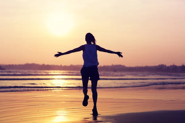 Счастливая Свободная Женщина Закате Пляже — стоковое фото